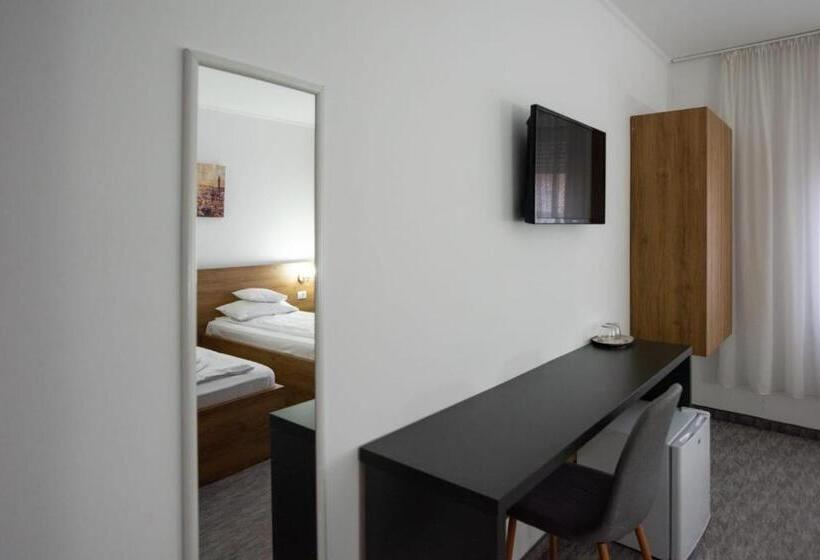 اتاق استاندارد یک نفره, Carnival City Hotel Oradea