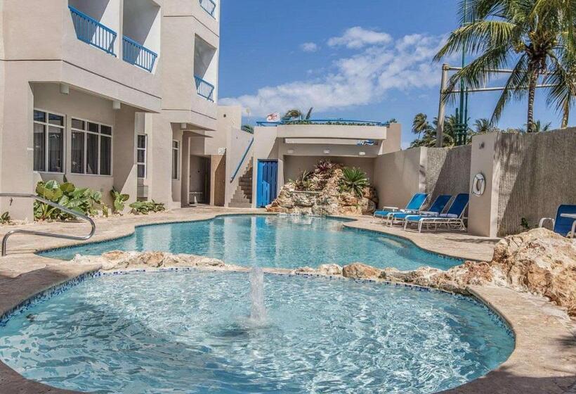 اتاق استاندارد با چشم‌انداز استخر, Comfort Inn & Suites
