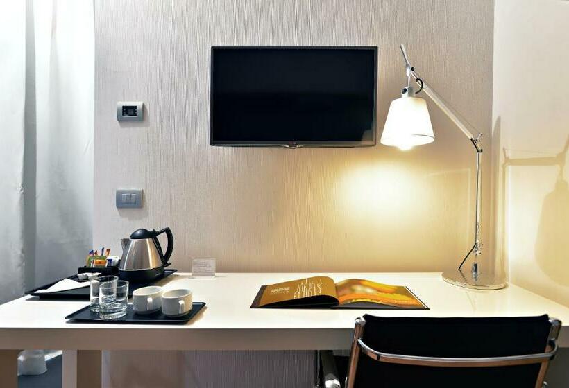 اتاق لوکس با تخت بزرگ, Hilton Garden Inn Milan North