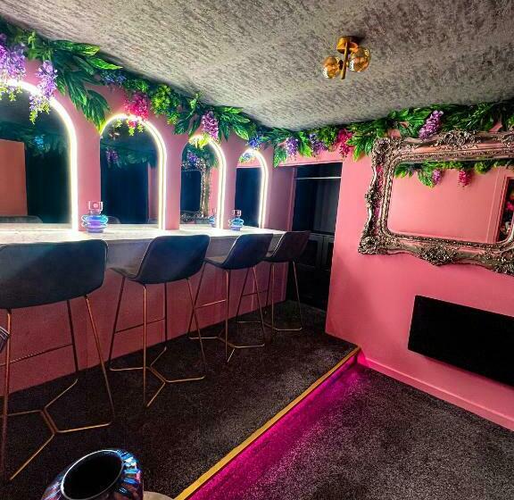 آپارتمان 1 خوابه, The Ultimate Hen Suite With Bar & Makeup Room