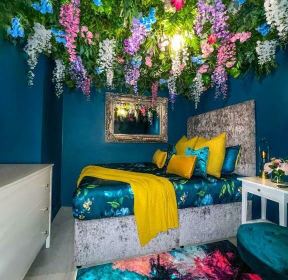 آپارتمان 1 خوابه, The Ultimate Hen Suite With Bar & Makeup Room