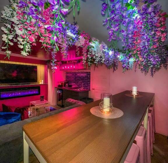 آپارتمان 1 خوابه, The Ultimate Hen Suite With Bar & Makeup Room
