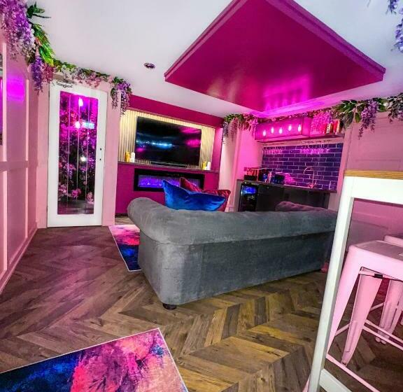 آپارتمان 1 خوابه, The Ultimate Hen Suite With Bar & Makeup Room