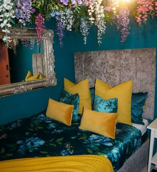 آپارتمان 1 خوابه, The Ultimate Hen Suite With Bar & Makeup Room