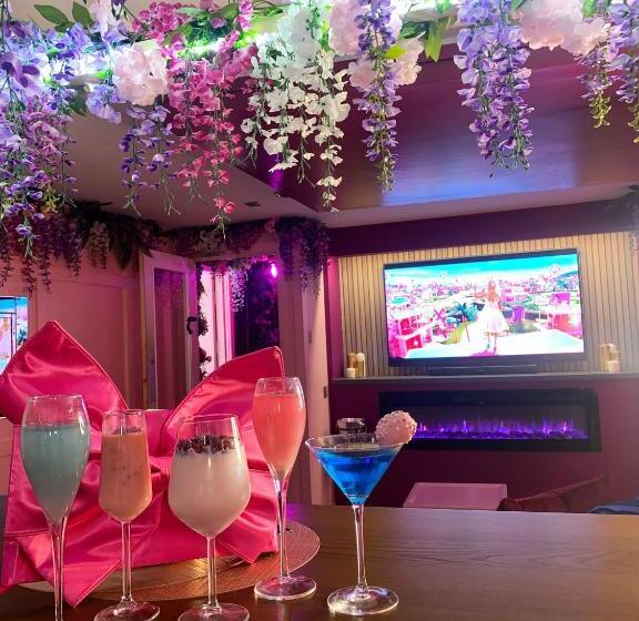 آپارتمان 1 خوابه, The Ultimate Hen Suite With Bar & Makeup Room
