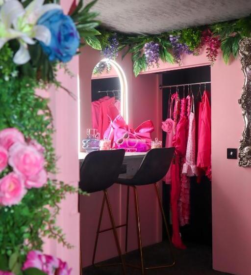 آپارتمان 1 خوابه, The Ultimate Hen Suite With Bar & Makeup Room