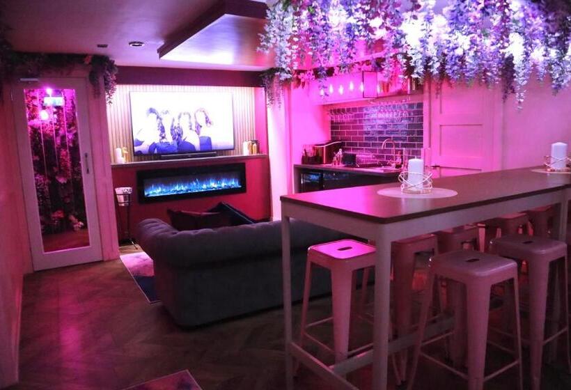 آپارتمان 1 خوابه, The Ultimate Hen Suite With Bar & Makeup Room