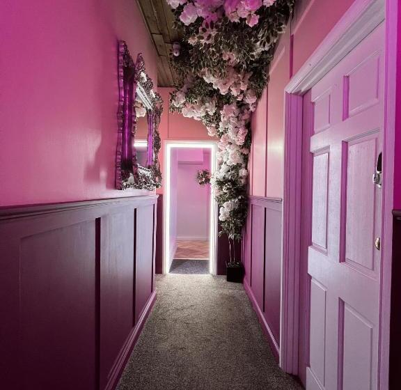آپارتمان 1 خوابه, The Ultimate Hen Suite With Bar & Makeup Room