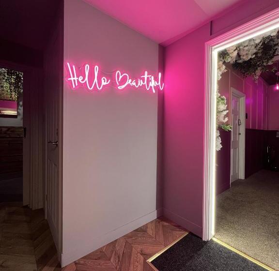 آپارتمان 1 خوابه, The Ultimate Hen Suite With Bar & Makeup Room