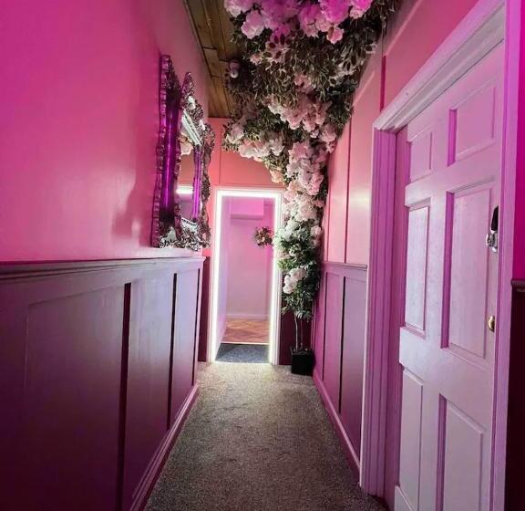 آپارتمان 1 خوابه, The Ultimate Hen Suite With Bar & Makeup Room