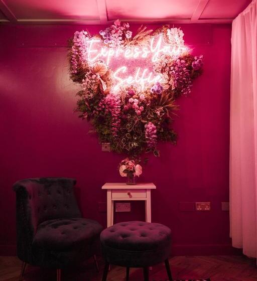 آپارتمان 1 خوابه, The Ultimate Hen Suite With Bar & Makeup Room