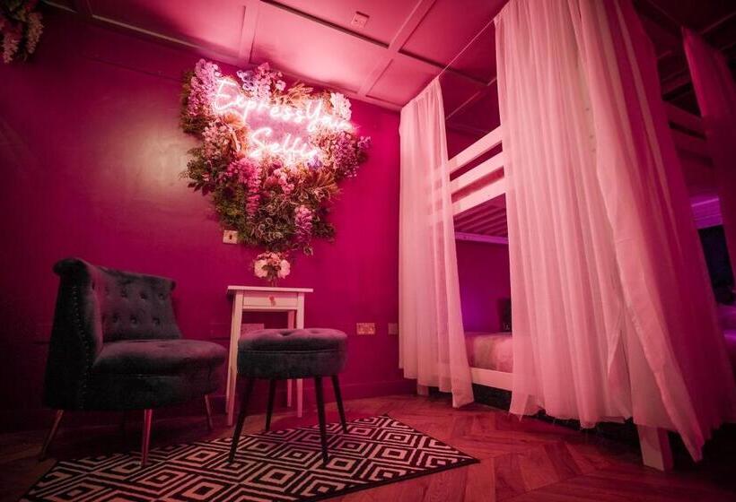 آپارتمان 1 خوابه, The Ultimate Hen Suite With Bar & Makeup Room