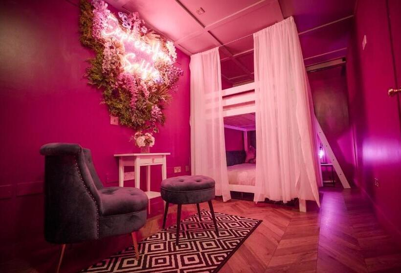 آپارتمان 1 خوابه, The Ultimate Hen Suite With Bar & Makeup Room