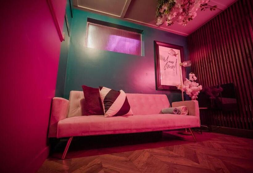 آپارتمان 1 خوابه, The Ultimate Hen Suite With Bar & Makeup Room