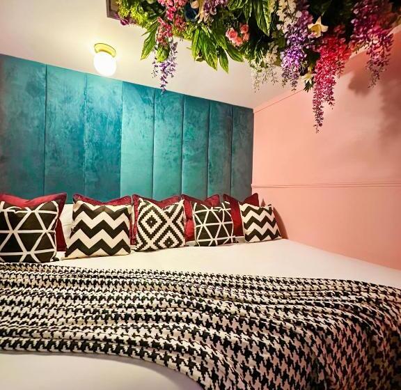 آپارتمان 1 خوابه, The Ultimate Hen Suite With Bar & Makeup Room
