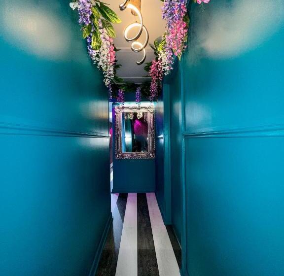 آپارتمان 1 خوابه, The Ultimate Hen Suite With Bar & Makeup Room