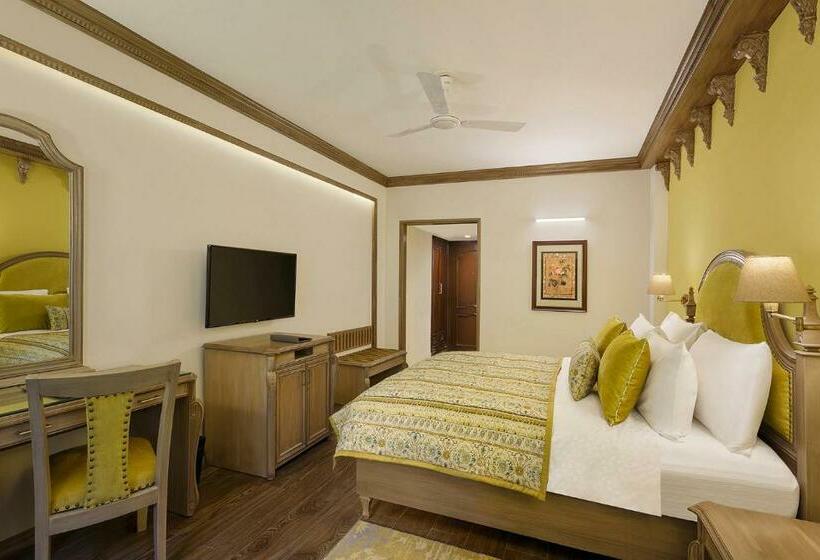 اتاق استاندارد با تخت دو نفره بزرگ برای معلولان, Ramada By Wyndham Mussoorie Mall Road