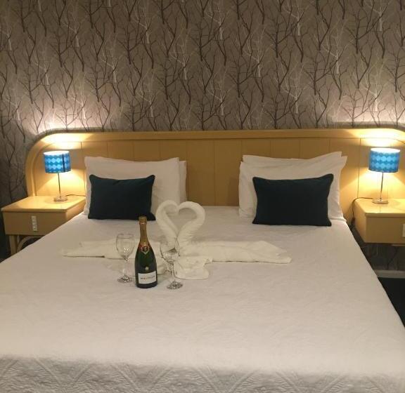 Студия Стандарт, Village Motel