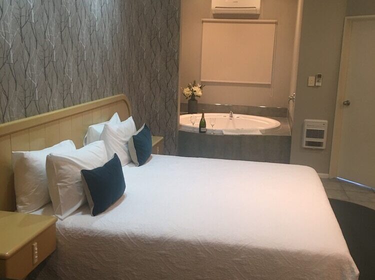 Апартаменты 2 Спальни, Village Motel