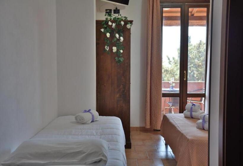 Трехместный Номер Стандарт с Балконом, Villa Paradiso