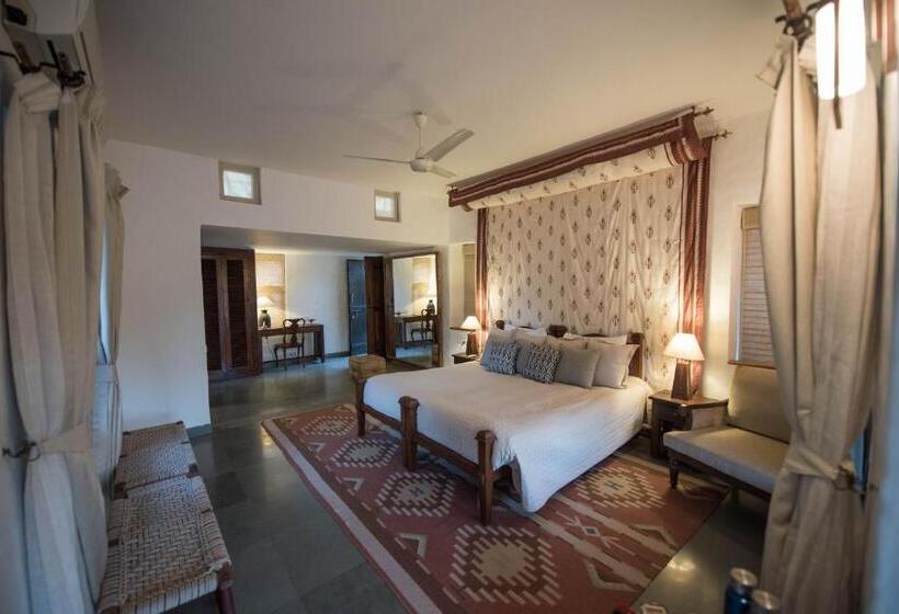 小室, Forsyth Lodge