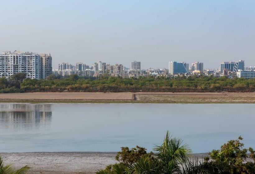 اتاق کلاسیک با تخت دونفره, Surat Marriott