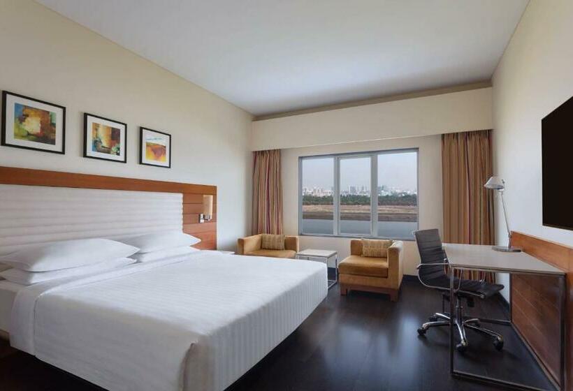 اتاق کلاسیک با تخت دونفره, Surat Marriott