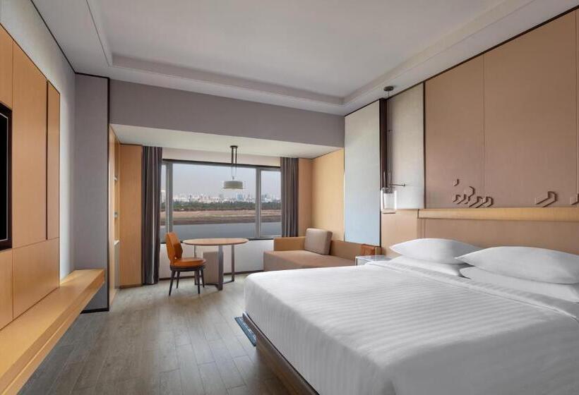 اتاق اجرایی با تخت بزرگ, Surat Marriott