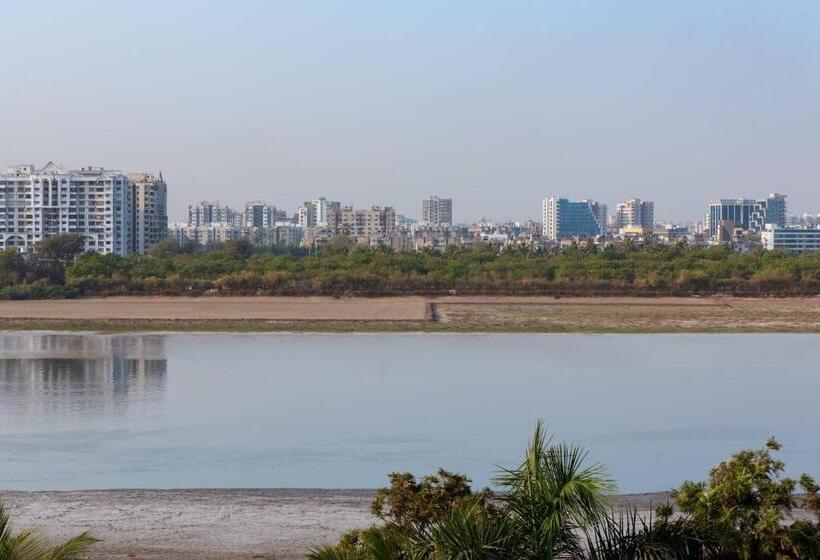 اتاق اجرایی, Surat Marriott
