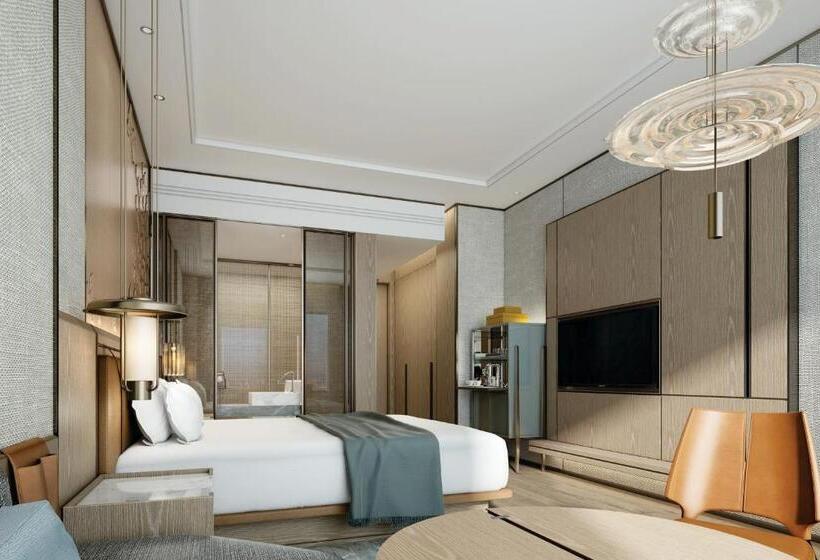 اتاق دلوکس با تخت کینگ و چشم‌انداز شهر, Surat Marriott