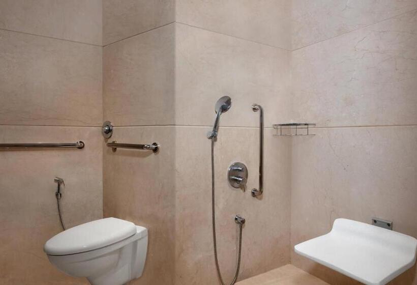 اتاق استاندارد با تخت بزرگ, Surat Marriott