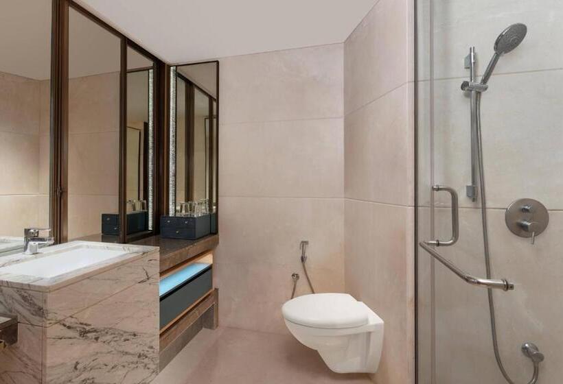 اتاق استاندارد با تخت بزرگ, Surat Marriott