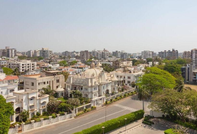 اتاق استاندارد با تخت بزرگ, Surat Marriott