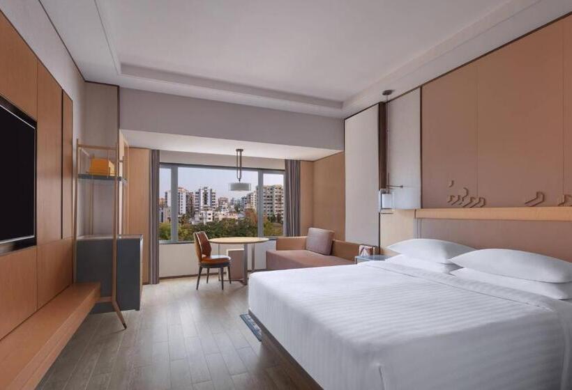 اتاق استاندارد با تخت بزرگ, Surat Marriott