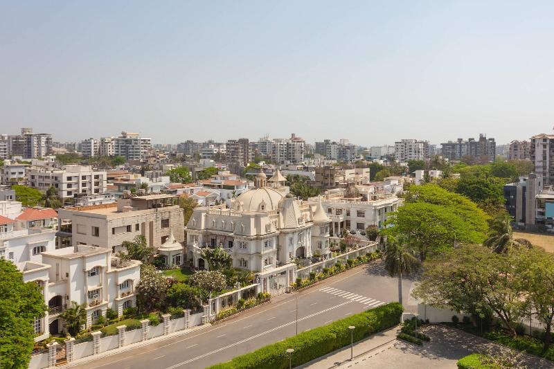 اتاق دلوکس با تخت کینگ و چشم‌انداز شهر, Surat Marriott