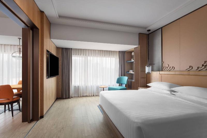 اتاق دلوکس با تخت کینگ و چشم‌انداز شهر, Surat Marriott