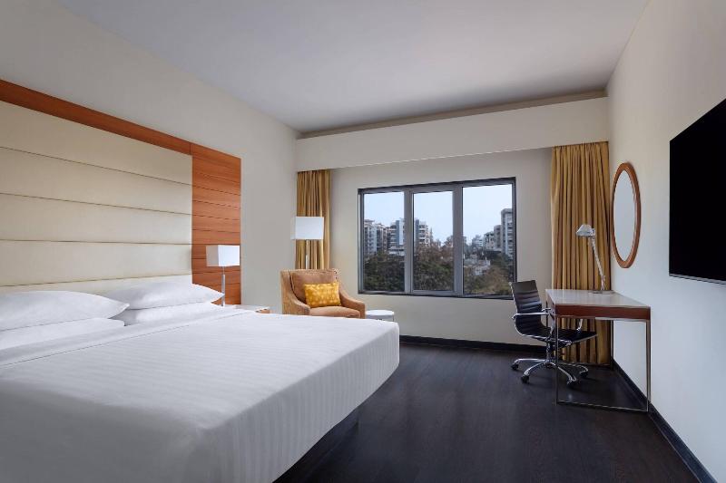 اتاق دلوکس با تخت کینگ و چشم‌انداز شهر, Surat Marriott