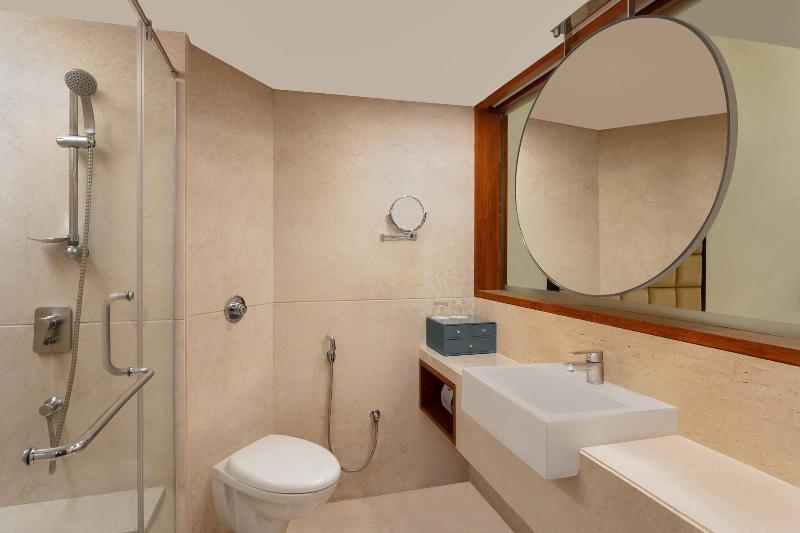 اتاق دلوکس با تخت کینگ و چشم‌انداز شهر, Surat Marriott
