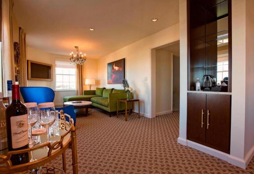 스위트 킹사이즈 침대, The Historic Cavalier Hotel And Beach Club Autograph Collection