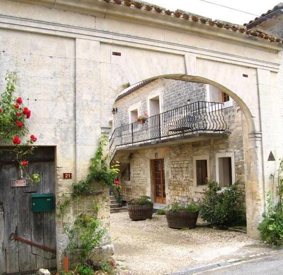 Номер Стандарт, La Cour Des Cloches