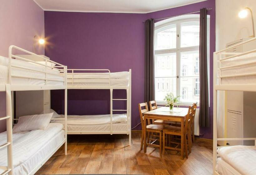 Кровать в Общей Комнате, Blooms Boutique Hostel