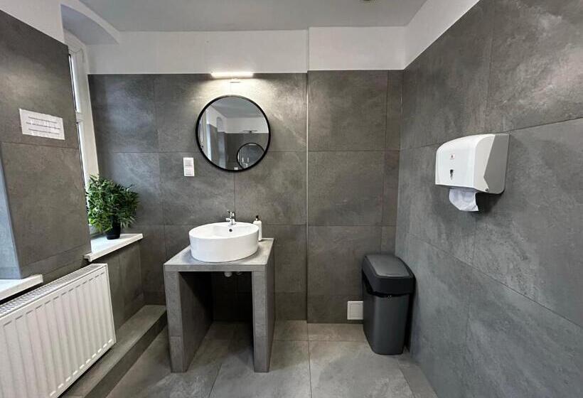 Кровать в Общей Комнате, Blooms Boutique Hostel