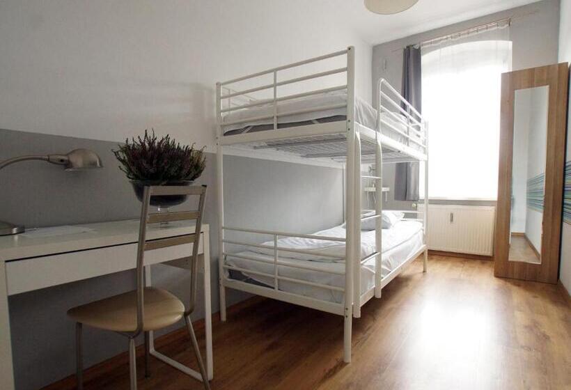 Номер Стандарт Совместная Ванная, Blooms Boutique Hostel