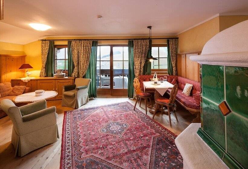 Семейный Номер, Das Traditionshotel Schwarzer Adler