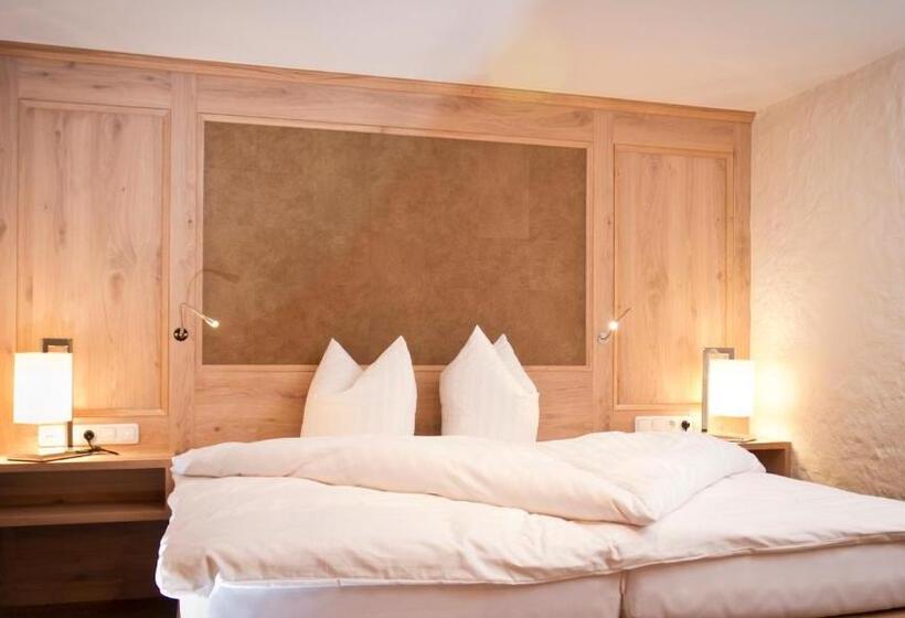 Люкс, Das Traditionshotel Schwarzer Adler