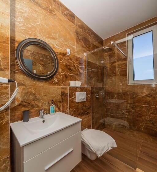 اتاق لوکس با بالکن و چشم‌انداز دریا, David Lux Beach Rooms
