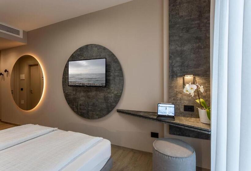 Quarto Deluxe Vista Lago, Veronesi