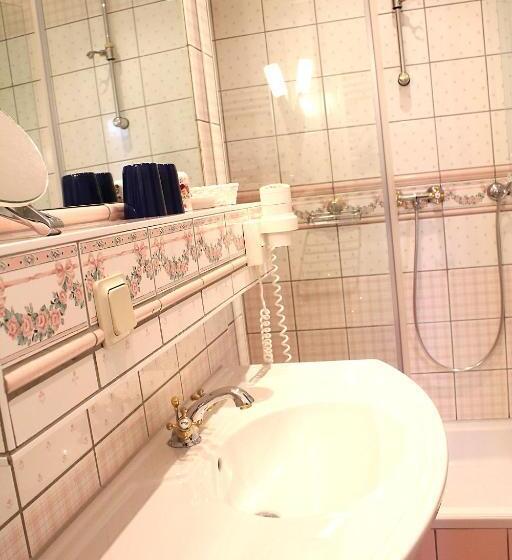 اتاق استاندارد سه نفره, Parkhotel Fischer
