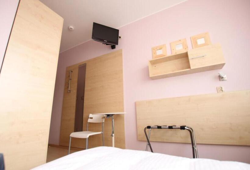 Номер Economy Индивидуальный, Standard Delegacyjny Bed & Breakfast