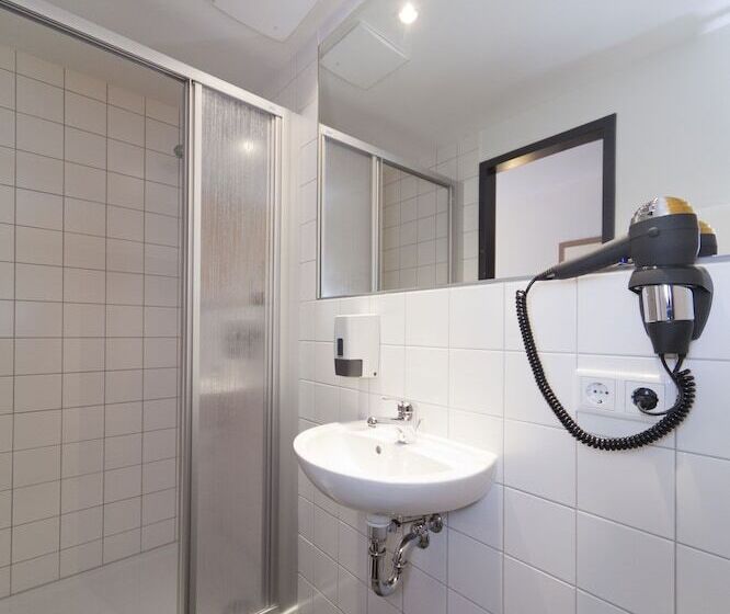 Номер Стандарт Трехместный, Mcdreams Hotel Wuppertal City